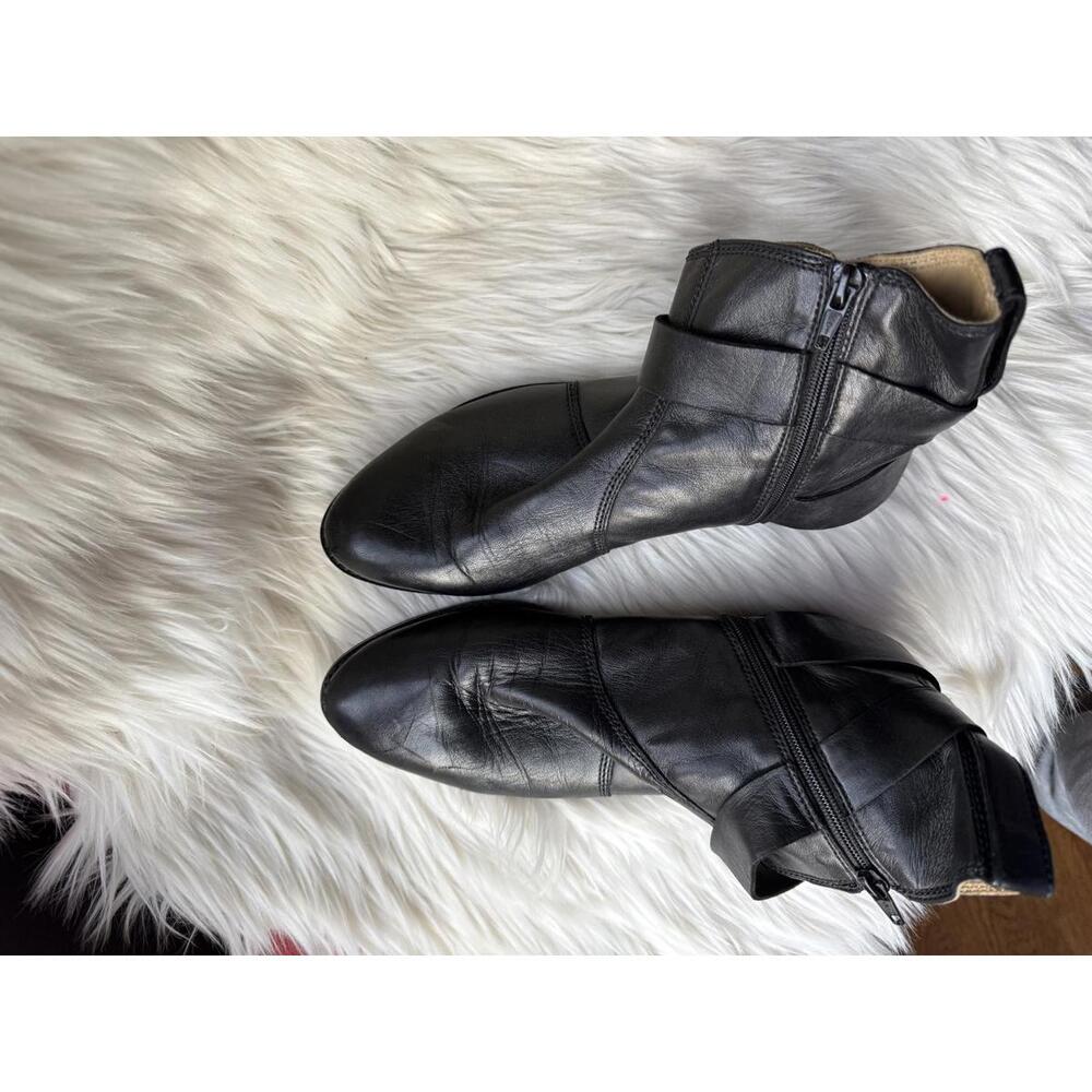 Robert Zur size 7 Black Leather Women's Ankle Boots with Buckle Detail